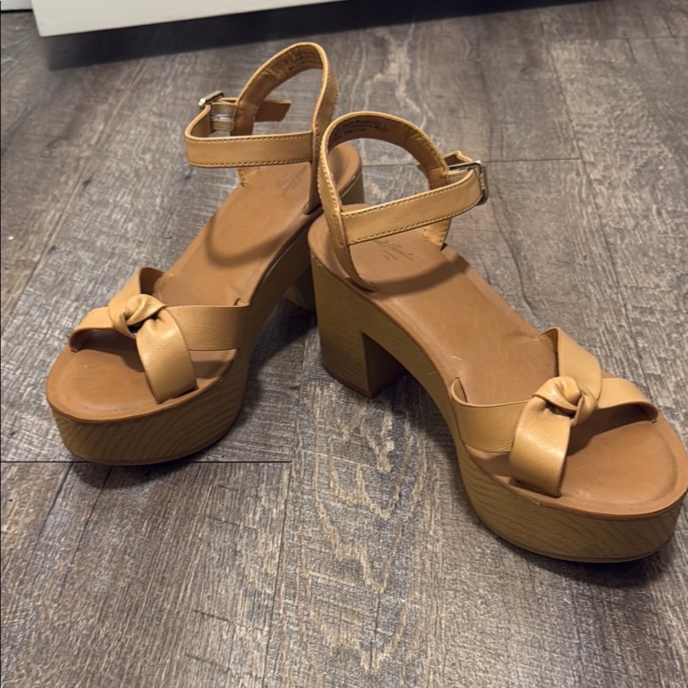 Universal Thread Tan Platform Sandals with Chunky Heel